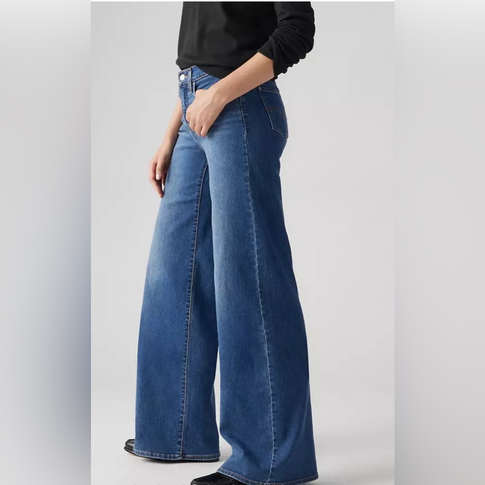 Levi’s 318 Shaping Wide Leg Women's Jeans. Size 26 x 30.